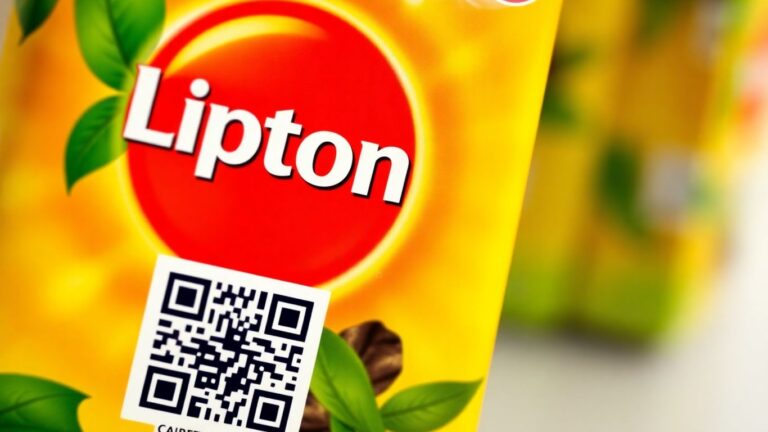 Lipton tea package with QR code